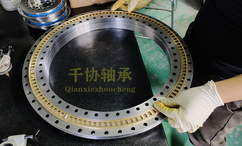 洛陽千協(xié)淺談轉(zhuǎn)臺軸承的結(jié)構(gòu)類別及特點